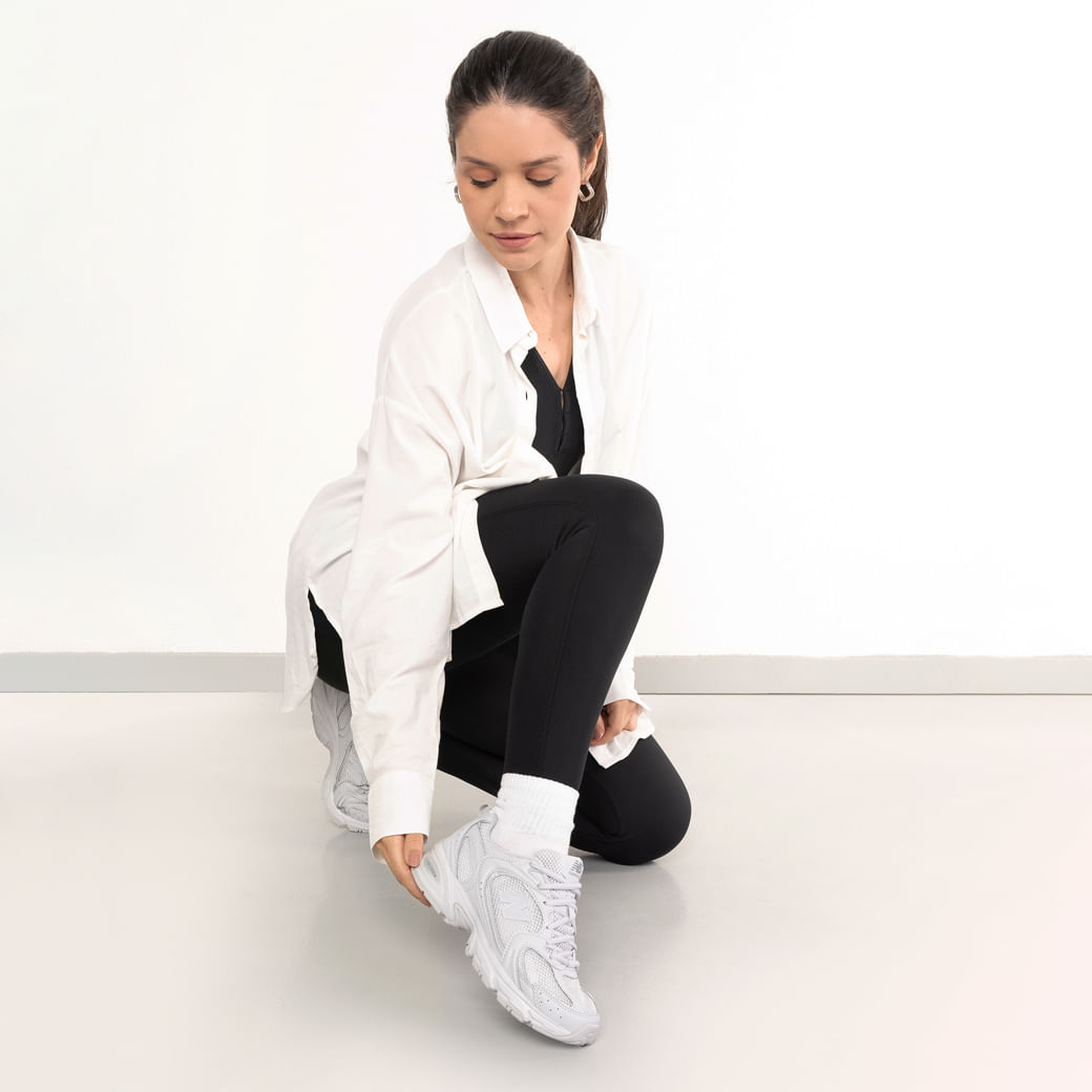 Tênis New Balance NB 530 bege claro vista lateral mostrando cabedal em mesh e sobreposições, logo N e solado com tecnologia ABZORB